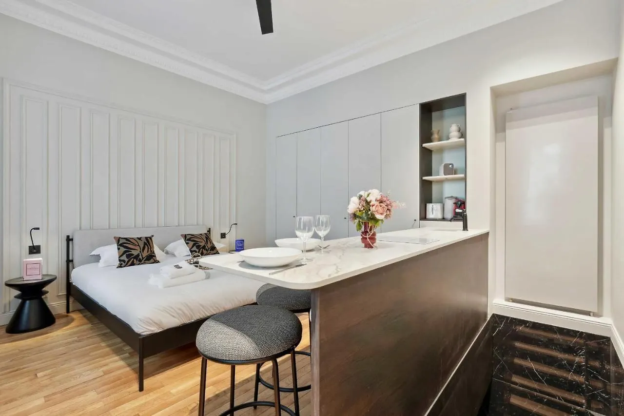 Interior Design & Small Pool - Apartment 2P - Monceau París Francia